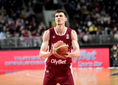 Bez savainotā Žagara, bet ar atlabušo Kurucu: Latvijas basketbola izlase šovakar noslēgs visu laiku veiksmīgāko Pasaules kausa kvalifikāciju