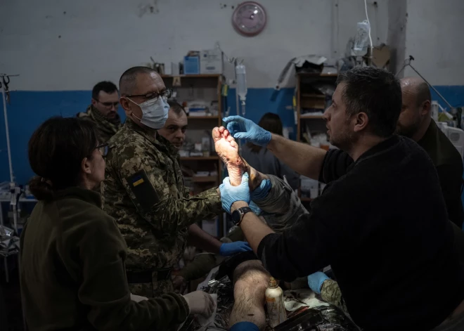 Ziņu aģentūras “Reuters” kara foto reportierim izdevies iemūžināt Ukrainas bruņoto spēku piefrontes lauku hospitāli, kas ir pirmais punkts, kur kaujās ievainotajiem tiek sniegta palīdzība. Par lauka hospitāli to nosaukt nevar, jo tā formālais nosaukums ir “Stabilizācijas punkts”. Proti, vieta, kur tiek apskatīti un diagnosticēti ievainoties.