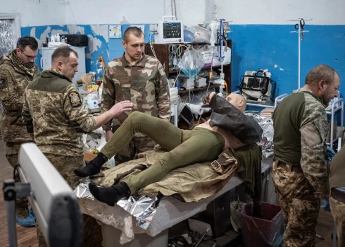 FOTO: kā ukraiņu mediķi palīdz ievainotajiem kareivjiem teju kaujas apstākļos