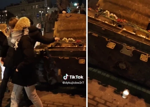 В Вильнюсе несколько человек принесли цветы и свечи к подбитому российскому танку