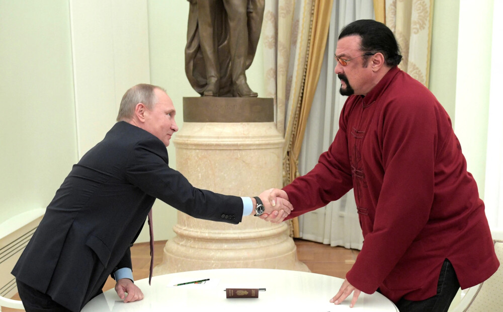 Putins pasniedz Holivudas aktierim Stīvenam Sīgalam Draudzības ordeni