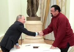 Putins pasniedz Holivudas aktierim Stīvenam Sīgalam Draudzības ordeni