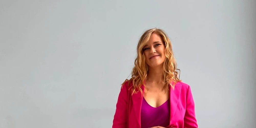 Dana Gulbe ir zīmola Dana ar kasti radītāja, sertificēts koučs, organizēšanas konsultante un kārtošanas iedvesmotāja, Montesori pedagoģijas speciāliste un jogas skolotāja. Viņa, iedvesmojoties no pasaulslavenās japāņu kārtošanas guru Marijas Kondo (Marie Kondo), Latvijā dalās ar padomiem mājas un prāta kārtošanā.