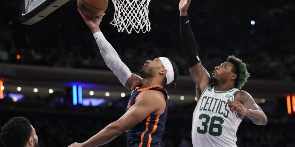 Ņujorkas "Knicks" aizsargs Trevors Kīlss pret Bostonas "Celtics" aizsargu Markusu Smāru NBA basketbola spēles otrajā puslaikā, pirmdien, 2023. gada 27. februārī, Ņujorkā. 