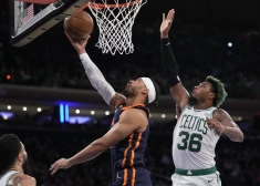 Ņujorkas "Knicks" aizsargs Trevors Kīlss pret Bostonas "Celtics" aizsargu Markusu Smāru NBA basketbola spēles otrajā puslaikā, pirmdien, 2023. gada 27. februārī, Ņujorkā. 