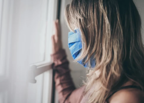Женщина с ребенком три года не выходила из квартиры из-за боязни коронавируса