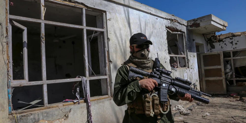 Talibi apskata pret "Islāma valsts" kaujiniekiem vērstās operācijas vietu Kabulā, Afganistānā, 2023. gada 27. februārī.