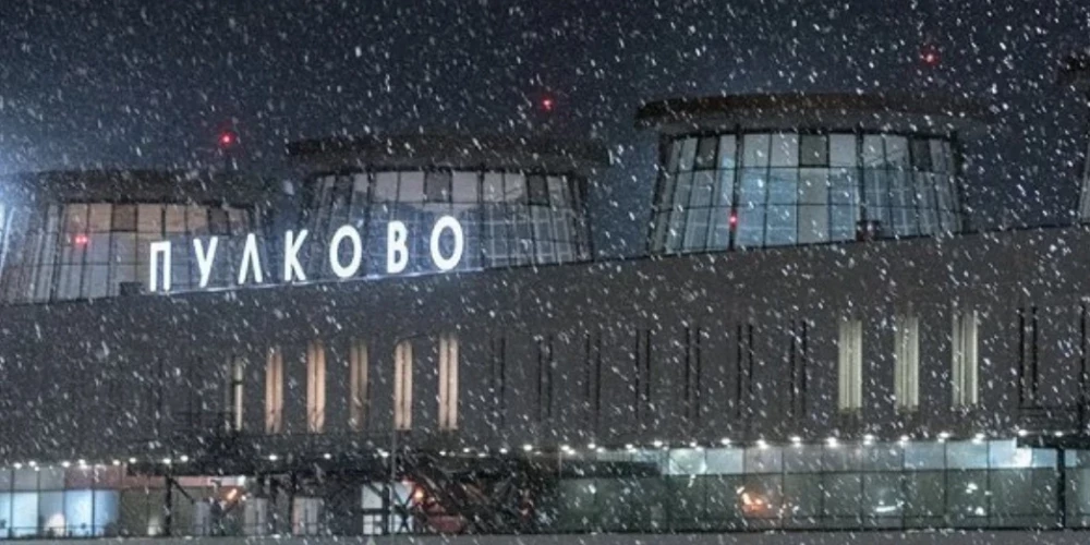 Kaut kas noticis? Debesis virs Sanktpēterburgas Pulkovas lidostas slēgtas, pacelti iznīcinātāji