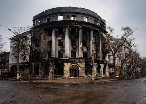 2023. gada 27. februārī uzņemtajā fotogrāfijā ir redzama bojāta un nodegusi ēka, kamēr Bahmutā turpinās apšaudes Krievijas iebrukuma laikā Ukrainā. 