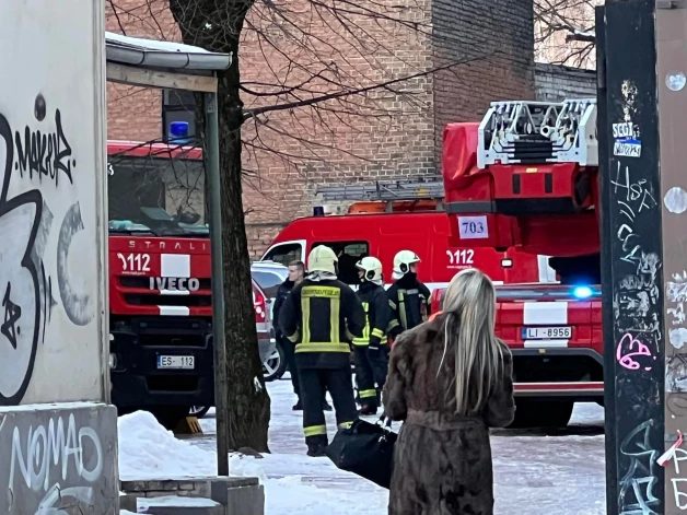 Ar vīrieti tika veiktas pārrunas, kā rezultātā viņš no daudzdzīvokļu mājas palodzes, kur bija pirms tam atradies, piekrita uzkāpt uz VUGD platformas.