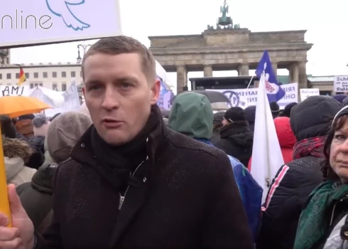 VIDEO: Ždanoka un deputāts no Jelgavas Vācijā protestē pret tanku došanu Ukrainai
