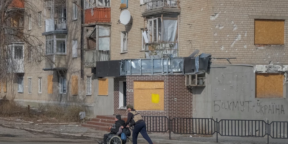 Ukrainas komandieris: situācija ap Bahmutu kļuvusi ārkārtīgi saspringta