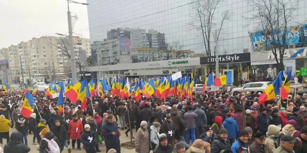 Opozicionāru mudināti, Moldovas galvaspilsētas Kišiņevas ielās šodien izgāja tūkstoši.