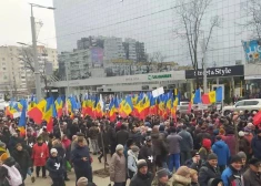 Opozicionāru mudināti, Moldovas galvaspilsētas Kišiņevas ielās šodien izgāja tūkstoši.