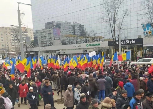 VIDEO: Moldovā sadursmes starp aktīvistiem un policiju – demonstranti pieprasa Sandu atkāpšanos