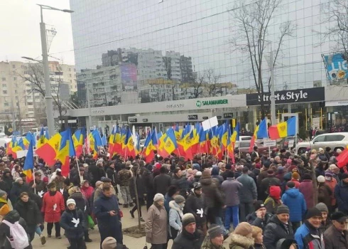 Opozicionāru mudināti, Moldovas galvaspilsētas Kišiņevas ielās šodien izgāja tūkstoši.