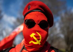 An activist poses for a photo during an antiwar rally to mark the one-year anniversary of the war in Ukraine, at the Lincoln Memorial in Washington, DC, on February 19, 2023. - Demonstrators are calling to cut any type of funding for the war in Ukraine. (Photo by ANDREW CABALLERO-REYNOLDS / AFP)