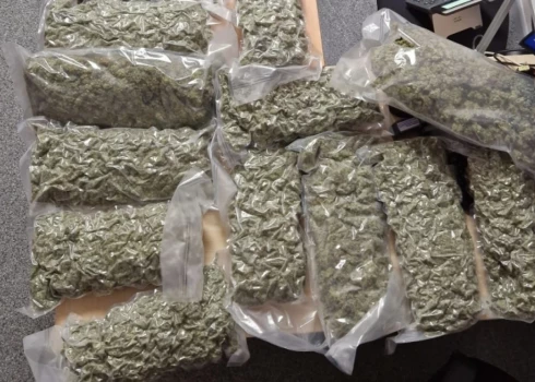   Полиция и спецназ задержали в Риге банду наркоторговцев: изъяты 20 кг марихуаны, деньги и люксовые машины