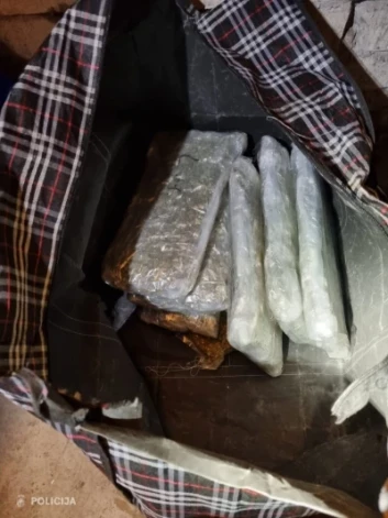 Во время обысков была обнаружена и изъята крупная партия наркотиков.