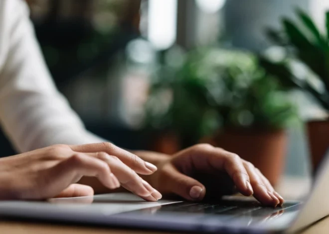 Самолечение по интернету: каждый третий латвиец признался, что хотя бы раз так делал