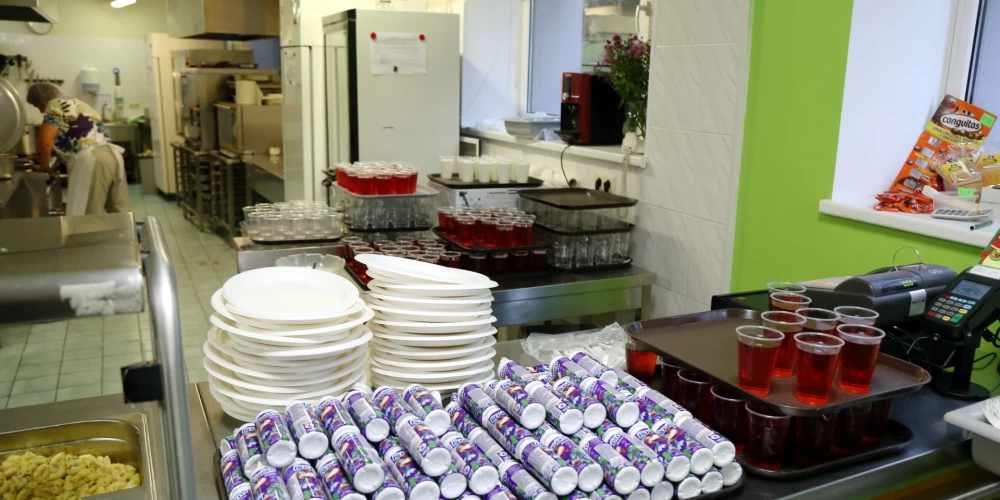 Virtuve skolas ēdnīcā.