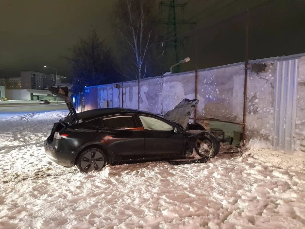 Avarējusī koplietošanas "Tesla" automašīna. 