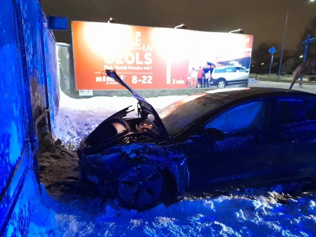 Avarējusī koplietošanas "Tesla" automašīna. 