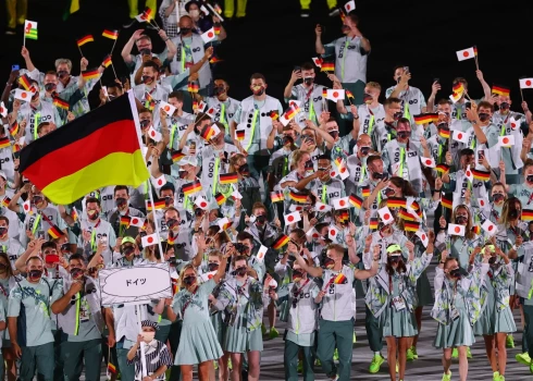 Vācijas sportisti Tokijas olimpisko spēļu atklāšnas ceremonijā.