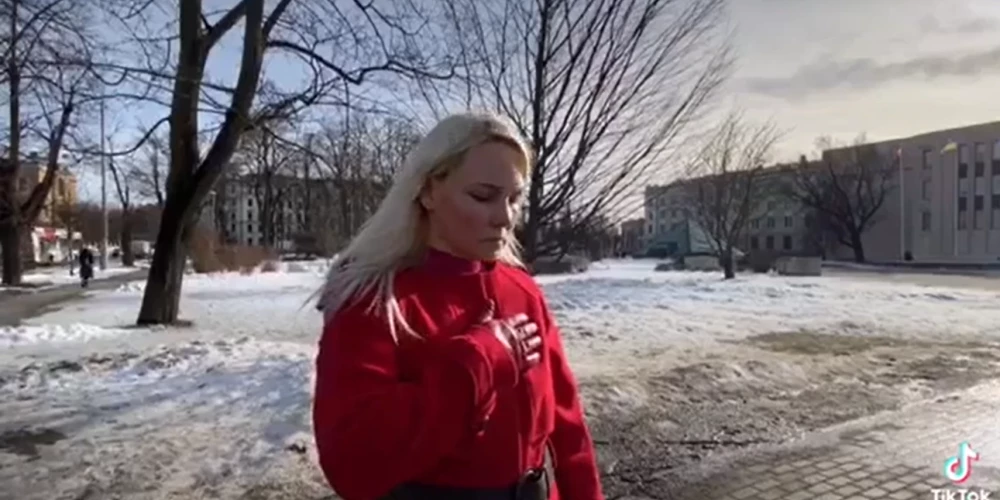 VIDEO: krievu aktīviste Osipova Rīgā noliec galvu pie tanka, ar kuru okupanti siroja Bučā