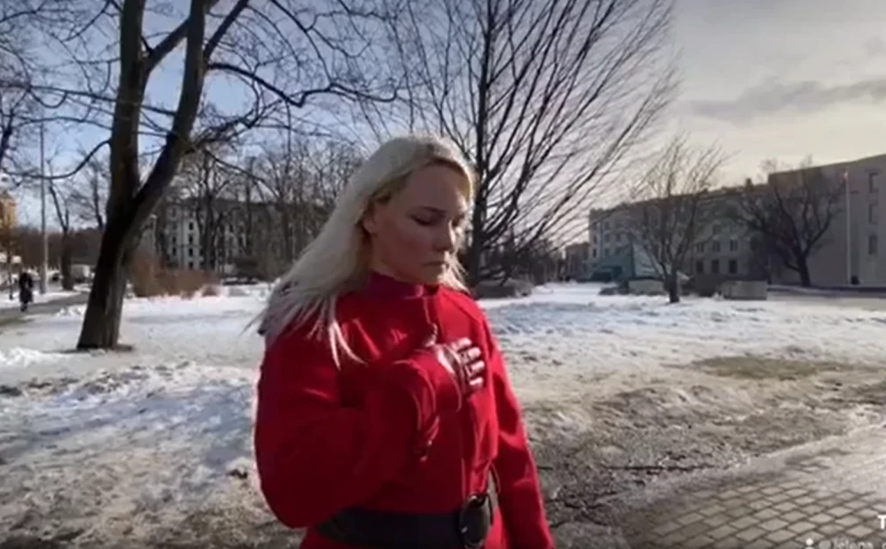 VIDEO: Russian activist Osipova bows her head in Riga next to the tank with which the occupiers attacked Bucha