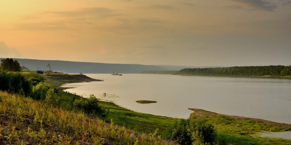 Sahas Republika, saukta arī par Jakutiju, ir viena no Krievijas Federācijas republikām. Tā robežojas ar Krasnojarskas novadu rietumos, Irkutskas apgabalu un Aizbaikāla novadu dienvidrietumos, Amūras apgabalu dienvidos, Habarovskas novadu, Magadanas apgabalu un Čukotku austrumos, kā arī ar Ziemeļu Ledus okeānu ziemeļos.