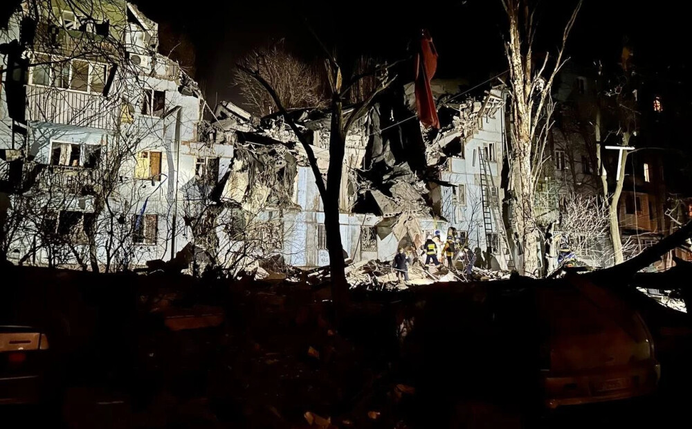 Krievija raķešu uzbrukumā Zaporižjā sagrauj piecstāvu ēku; 2 bojā gājušie