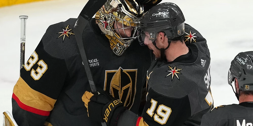 Relijs Smits sveic komandas vārtsargu Adinu Hilu ar izcīnīto uzvaru. 