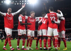 Londonas "Arsenal" futbolisti priecājas par vārtu guvumu. 