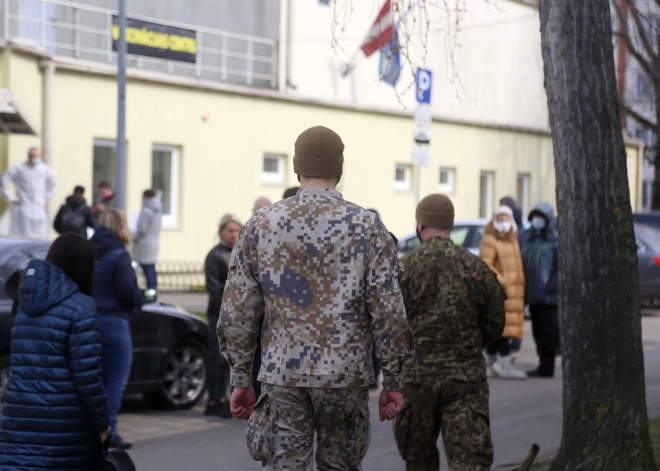 Госчиновникам разрешили засекретить свои должности и доходы в Земессардзе