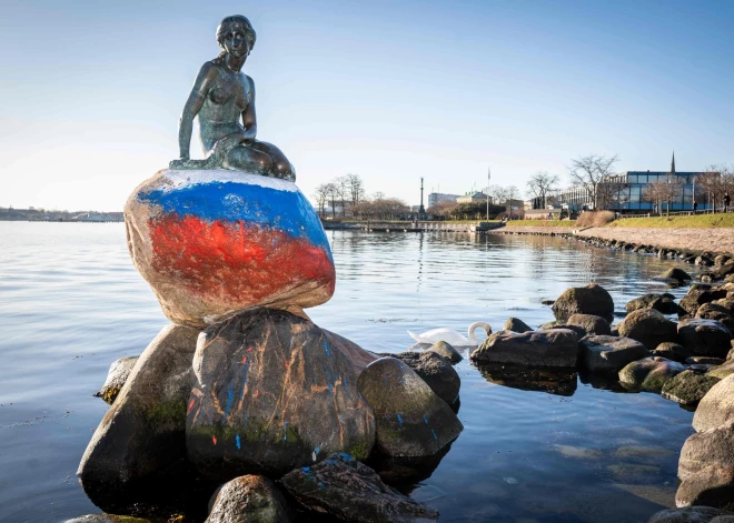 Kopenhāgenas Mazā nāriņa nu sēž uz Krievijas karoga. Vandāļi to apķēpājuši