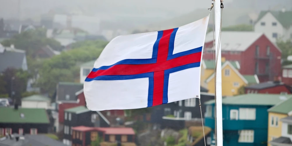 Fēru salas (fēru: Føroyar , dāņu: Færøerne, norvēģu: Færøyene, islandiešu: Færeyjar, īru: Na Scigirí) ir arhipelāgs, kas atrodas starp Norvēģu jūru un Atlantijas okeāna ziemeļu daļu, apmēram pusceļā starp Norvēģiju, Skotiju un Islandi. Salu kopējā platība ir 1400 km2, 2010. gadā tajās bija gandrīz 50 000 iedzīvotāju. Fēru Salas ir autonoma Dānijas province kopš 1948. gada. Lielāko daļu jomu pārvalda autonomi; sektori, par kuriem rūpējas Dānija, ir aizsardzība, policija, tieslietas, nauda un ārlietas. Salām ir arī savi pārstāvji Dānijas parlamentā. Fēru Salas neietilpst Eiropas Savienībā. Uz Fēru Salām neattiecas Šengenas brīvās pārvietošanās līgums, tomēr nav robežkontroles, ceļojot starp Fēru Salām un jebkuru Šengenas valsti. Salas ietilpst Ziemeļvalstu pasu savienībā kopš 1966. gada