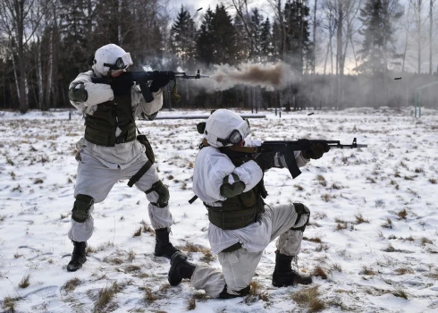 Attēlam ilustratīva nozīme. Krievijas Aizsardzības ministrijas preses dienesta rīcībā nonākušajā izdales fotoattēlā redzams, kā Krievijas militārpersona piedalās taktiskajās un speciālajās mācībās ar Rietumu militārā apgabala gvardes tanku armijas izlūkiem Golovenku poligonā Maskavas apgabalā, Krievijā, 2022. gada 26. janvārī.