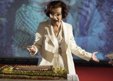 FOTO: neatkārtojamā aktrise Olga Dreģe uz teātra skatuves nosvinējusi 85 gadu jubileju