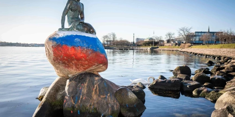 Камень, на котором сидит русалочка, разрисовали цветами российского флага