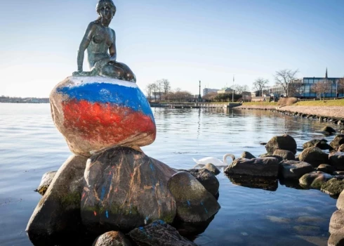 Известную статую русалочки в Копенгагене разрисовали цветами российского флага