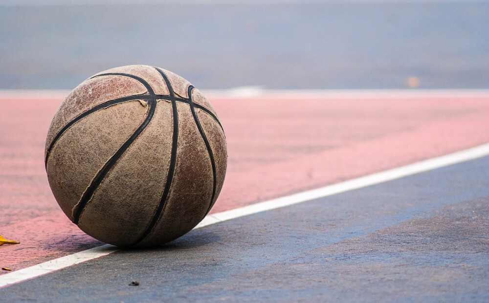 Meiteņu basketbola komanda atsakās spēlēt pret transseksuāli