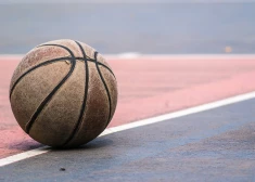 Meiteņu basketbola komanda atsakās spēlēt pret transseksuāli