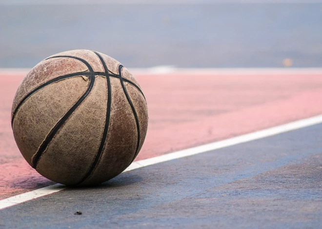 Meiteņu basketbola komanda atsakās spēlēt pret transseksuāli