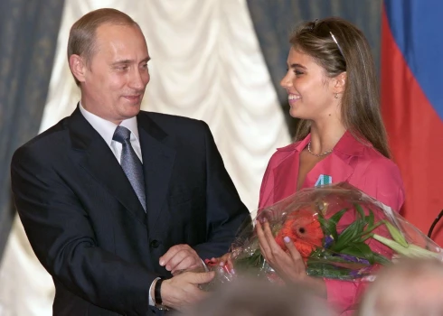 Vladimirs Putins un Alīna Kabajeva 2001. gadā.