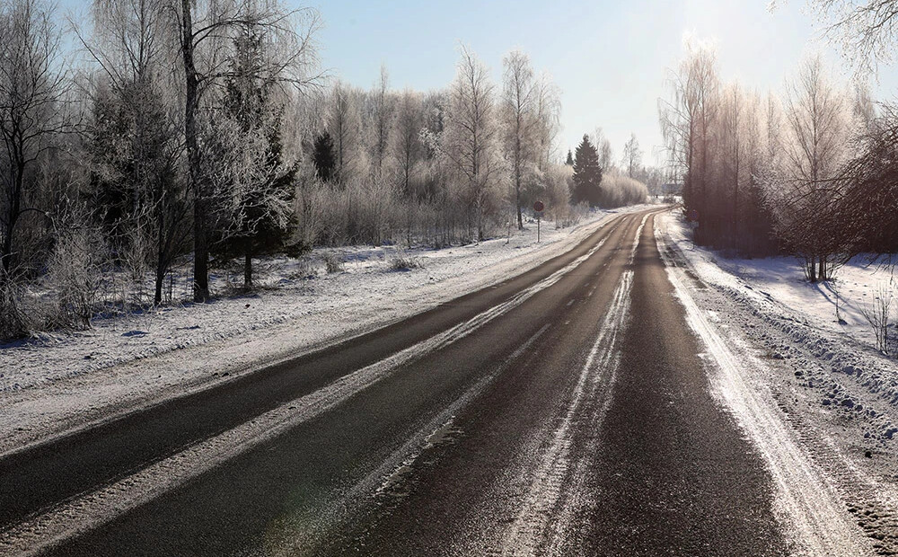 Sniegs un apledojums vietām Latvijā apgrūtina braukšanu; strādā 18 ziemas tehnikas vienības