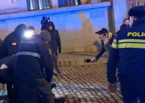 Policija pie parlamenta ēkas aizturēja 36 cilvēkus, kuri protestēja pret likuma turpmāko virzību.