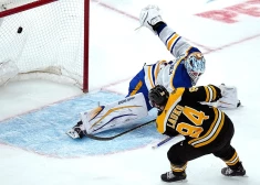 "Bruins" uzbrucējs Jakubs Lauko otrajā trešdaļā pārspēj "Sabres" vārtsargu Uko Peku Lūkonenu.