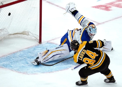 Girgensona "Sabres" piedzīvo sagrāvi pret NHL līdervienību "Bruins"