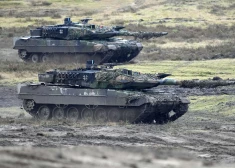 divi Leopard 2 tanki ir redzami darbībā feldmaršala Rommela kazarmās Augustdorfā, Vācijā, trešdien, 2023. gada 1. februārī. 